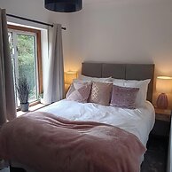 Inviting 5-bed House With Fishing Lake in Devizes
