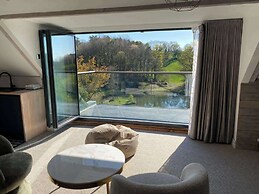 Inviting 5-bed House With Fishing Lake in Devizes