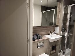 Luxurious 2-bed Haven in the Heart of Barking