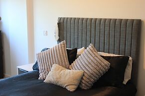 Luxurious 2-bed Haven in the Heart of Barking