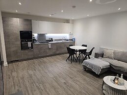 Luxurious 2-bed Haven in the Heart of Barking