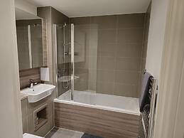Luxurious 2-bed Haven in the Heart of Barking