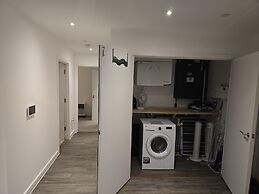 Luxurious 2-bed Haven in the Heart of Barking