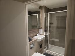 Luxurious 2-bed Haven in the Heart of Barking