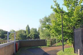 Luxurious 2-bed Haven in the Heart of Barking