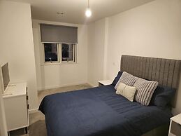 Luxurious 2-bed Haven in the Heart of Barking