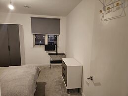 Luxurious 2-bed Haven in the Heart of Barking