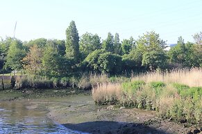 Luxurious 2-bed Haven in the Heart of Barking