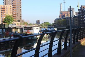 Luxurious 2-bed Haven in the Heart of Barking