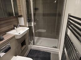 Luxurious 2-bed Haven in the Heart of Barking