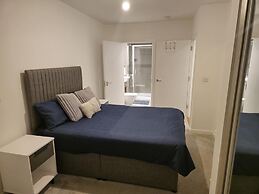 Luxurious 2-bed Haven in the Heart of Barking