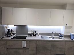 Luxurious 2-bed Haven in the Heart of Barking