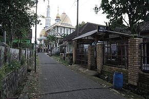 SPOT ON 92698 Holy HomestayNearWisata Kopi Desa Tamansari