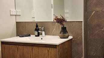 Enfield Lux- Brand New Apartment