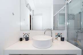 Spacious Modern Apt in Athens near Metro