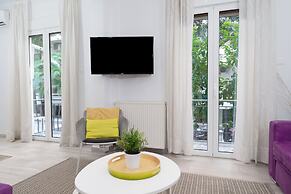 Spacious Modern Apt in Athens near Metro