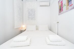Spacious Modern Apt in Athens near Metro