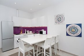 Spacious Modern Apt in Athens near Metro