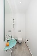 Spacious Modern Apt in Athens near Metro