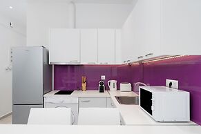 Spacious Modern Apt in Athens near Metro