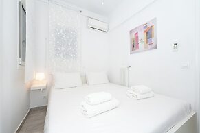 Spacious Modern Apt in Athens near Metro