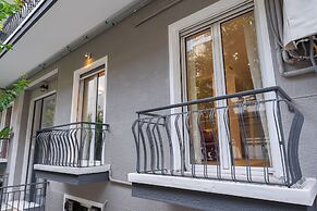 Spacious Modern Apt in Athens near Metro