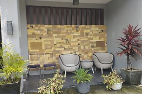 OYO 93152 Azwa Gh Katingan Near Lapangan Sepak Bola Pegatan Hilir