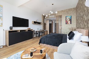 Modern Studio Hanza Tower by Renters