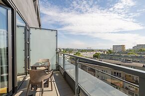 Modern Studio Hanza Tower by Renters