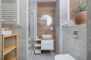 Modern Studio Hanza Tower by Renters