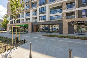 Bright Apartment With Parking by Renters