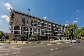 Bright Apartment With Parking by Renters