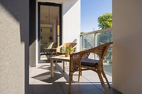 Bright Apartment With Parking by Renters