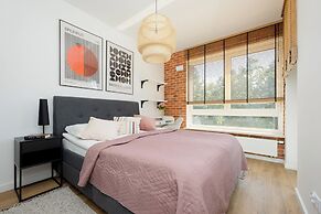 Bright Apartment With Parking by Renters