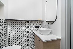 Poznan Apartment With Desk by Renters