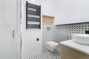 Poznan Apartment With Desk by Renters