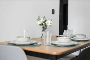 Poznan Apartment With Desk by Renters