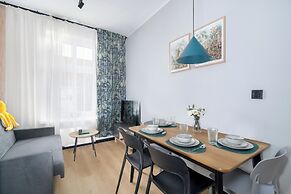 Poznan Apartment With Desk by Renters