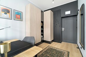 Poznan Apartment With Desk by Renters