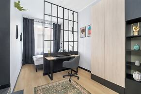 Poznan Apartment With Desk by Renters