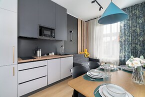 Poznan Apartment With Desk by Renters