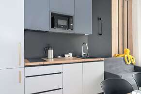 Poznan Apartment With Desk by Renters