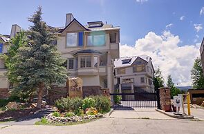 Er9 Elk Run 4 Bd 4.5 Ba 4 Bedroom Townhouse by RedAwning