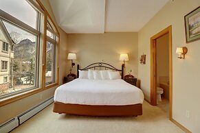 Er9 Elk Run 4 Bd 4.5 Ba 4 Bedroom Townhouse by RedAwning