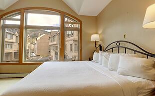 Er9 Elk Run 4 Bd 4.5 Ba 4 Bedroom Townhouse by RedAwning