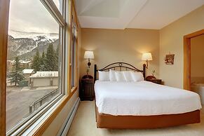 Er9 Elk Run 4 Bd 4.5 Ba 4 Bedroom Townhouse by RedAwning