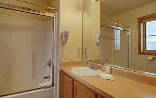 Er9 Elk Run 4 Bd 4.5 Ba 4 Bedroom Townhouse by RedAwning