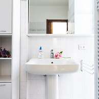 Pisani 4 in Monza With 1 Bathrooms