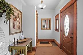 Charming Parisian Retreat in St Paul 2 BR 1 Bath