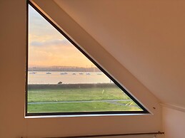 Luxurious Designer Penthouse - Grand Bay Views